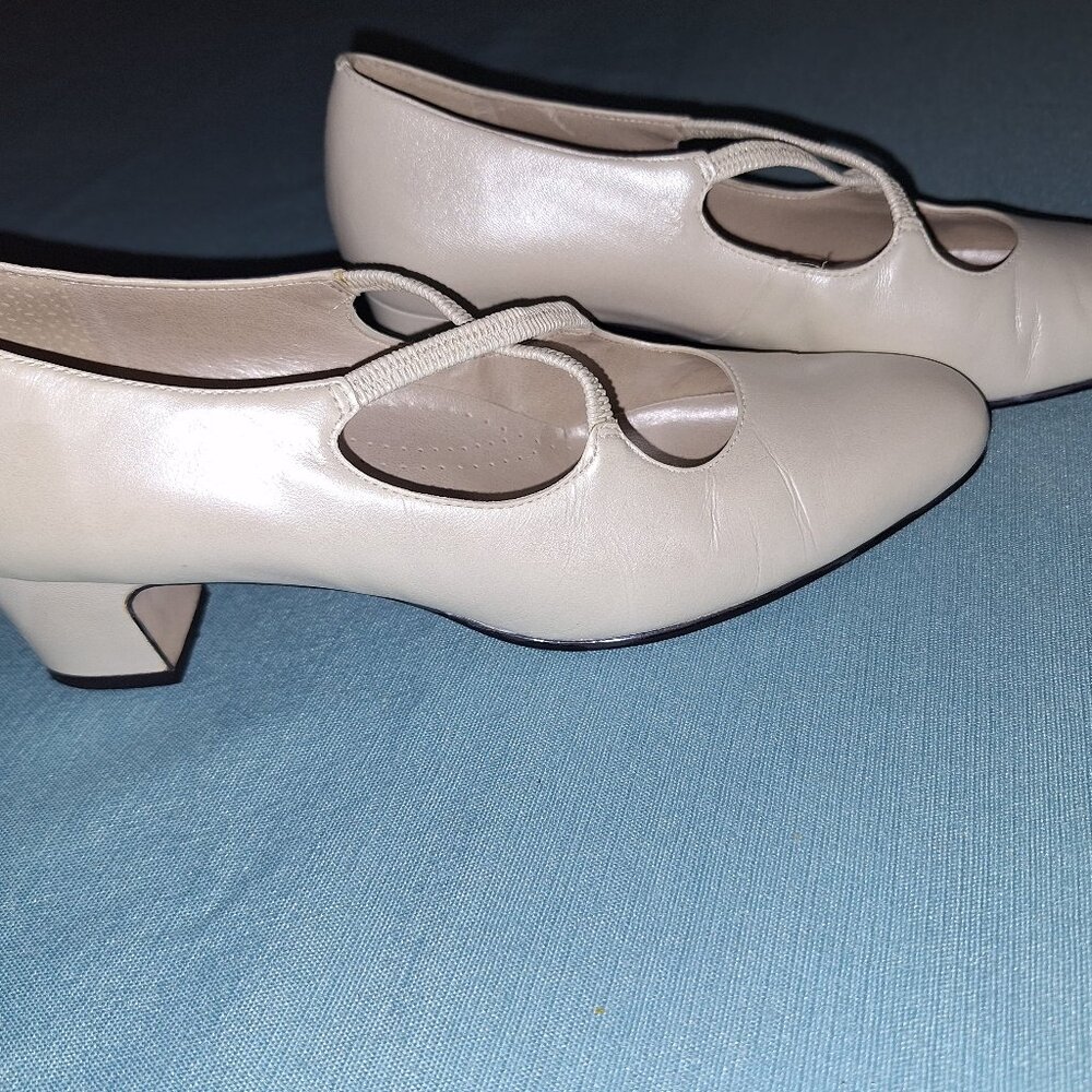 Trotters Jamie - White Pearl Pump - Size 8.5 Narrow